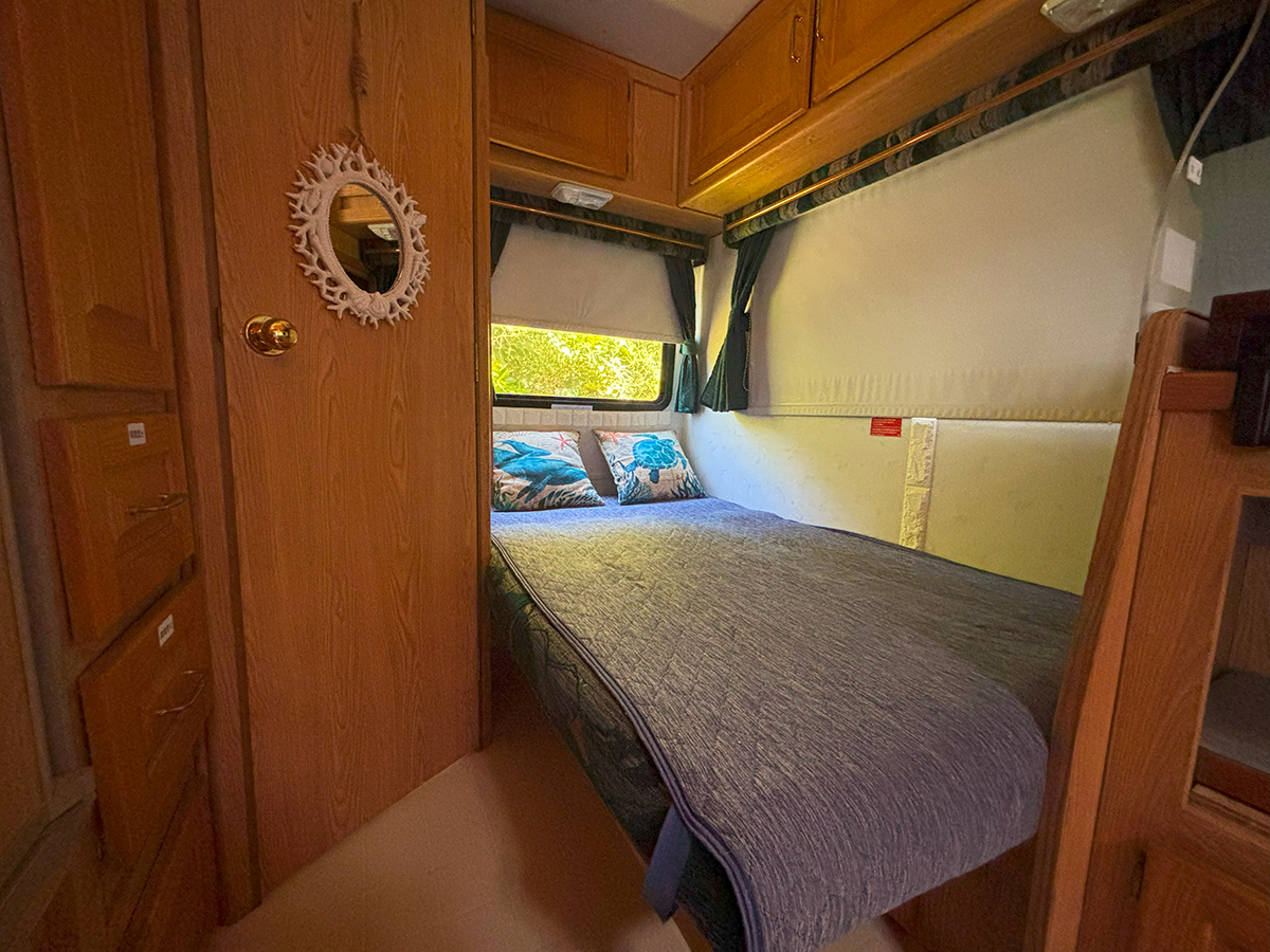 室内後方セミダブルベッド