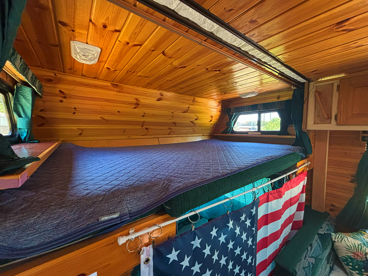 運転席上ダブルベッド