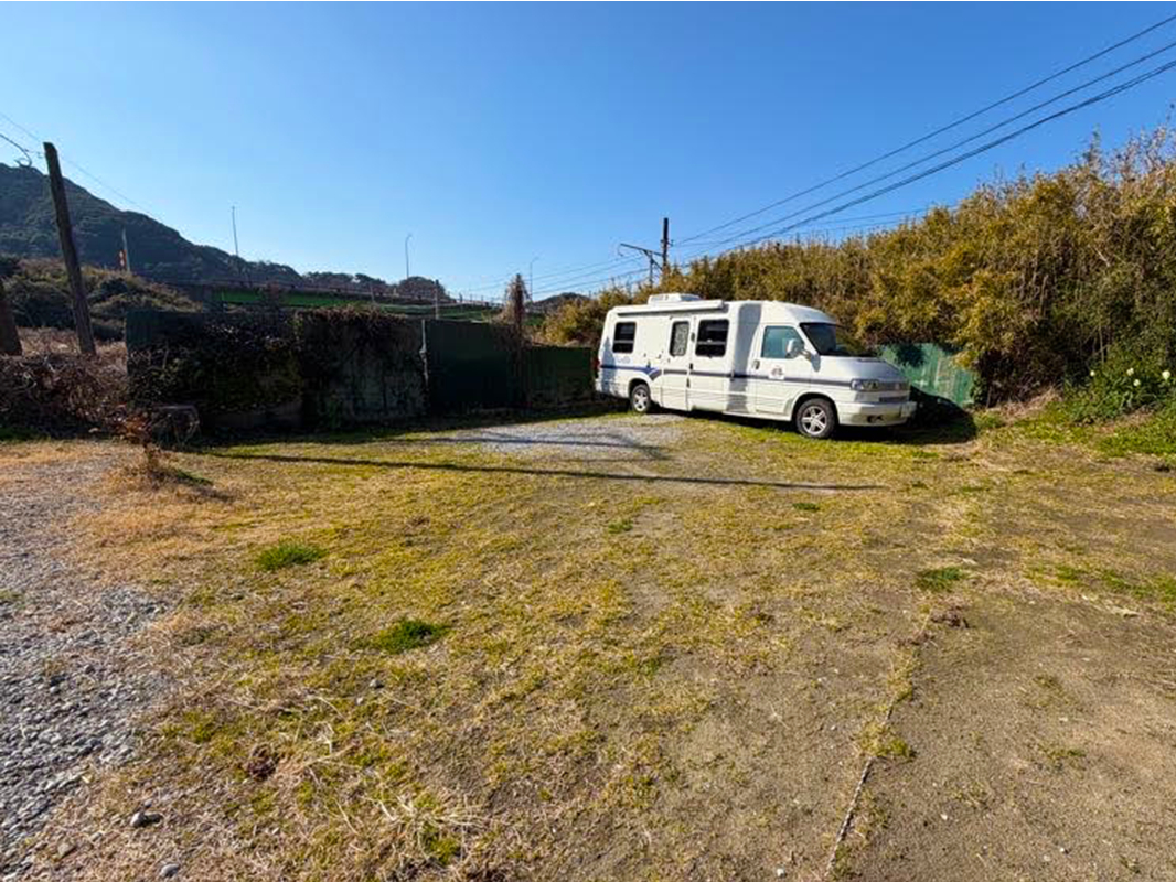 �󂢂Ă���X�y�[�X�Ɏԉ��t���A�e���g�݉c�ABBQ�╰�΂��ł��܂�