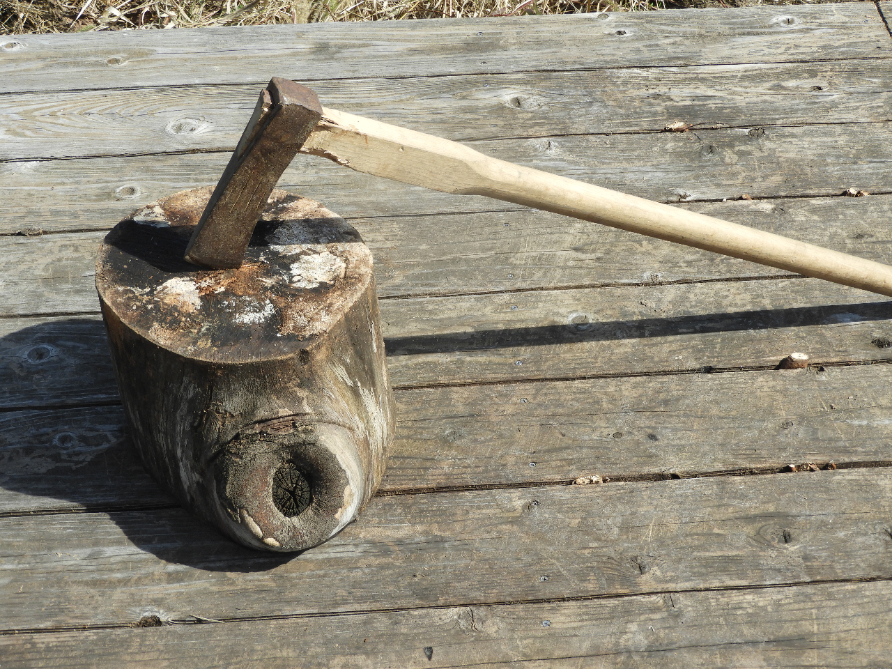 薪を割るのも 大事な準備。