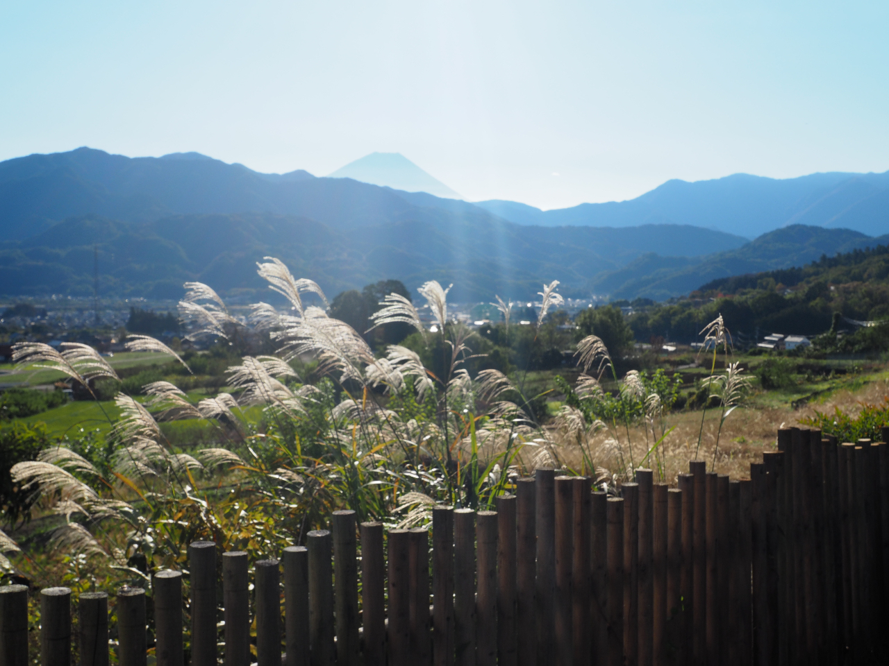 足湯につかりながら、棚田と富士山