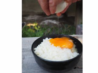 米・卵・醤油はすべて地産地消。棚田で取れた米を使い、平飼いの鶏の卵、地域の仲間で手作りした醤油。この一杯で 身も心も満たされます。