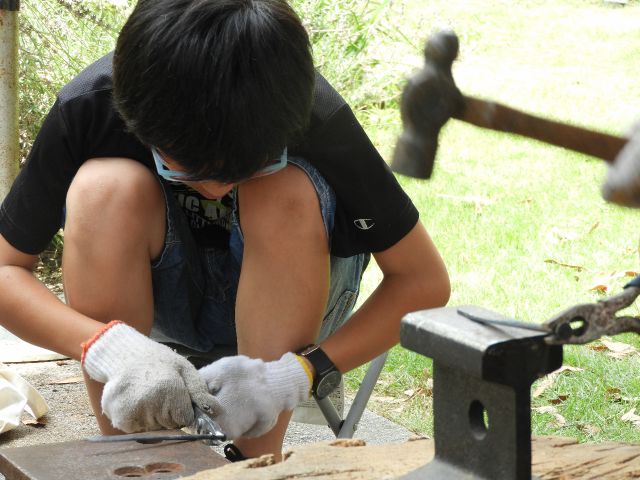 たたくは 人を夢中にさせる     鉄は熱いうつに打つ