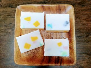 切り落としの石鹸をブロック状にし混ぜ込んだモザイク石鹸♪