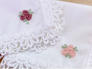 リボン刺繍の「ミニバラのレースハンカチ」からスタート!
