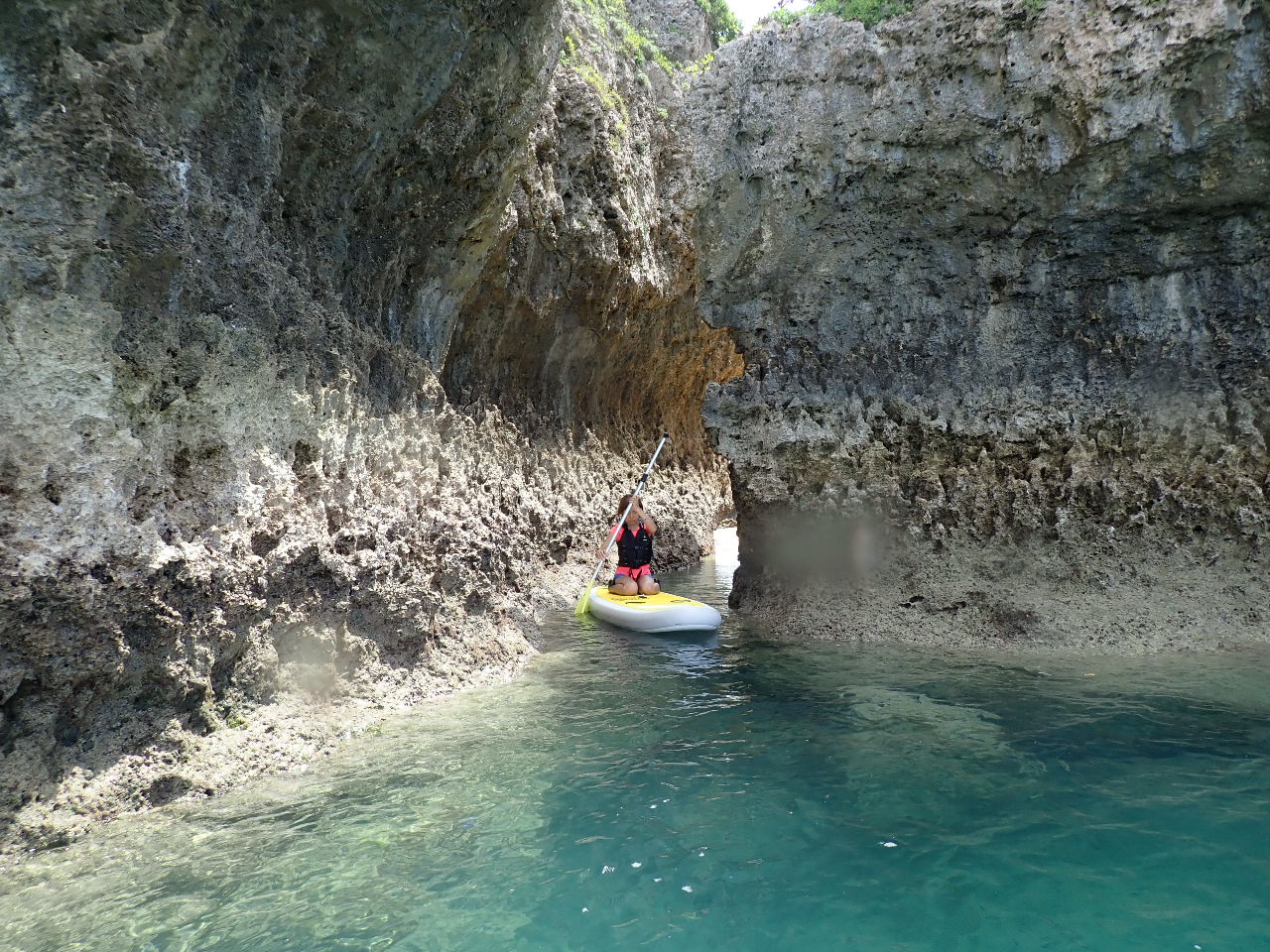 洞窟を進むと無人島に上陸できます♪♪