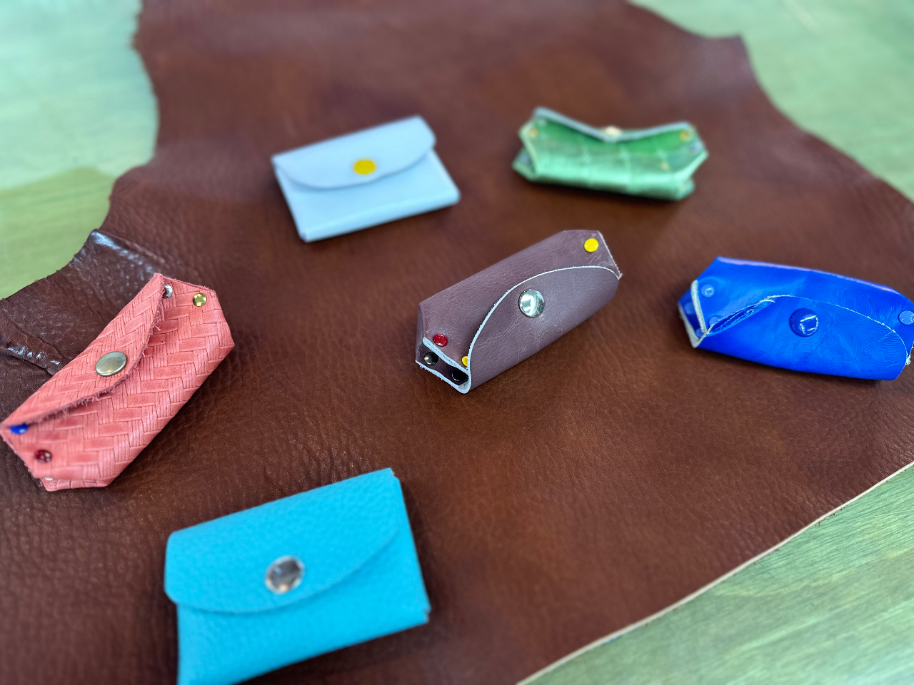 コインケース 1,100円。好きな革とボタンの色を組み合わせて、お気に入りを作ろう!