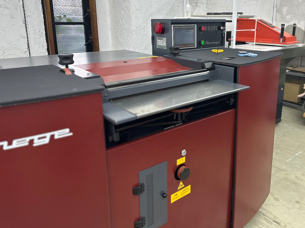 厚みのある革は、お好みの厚さに調整します。