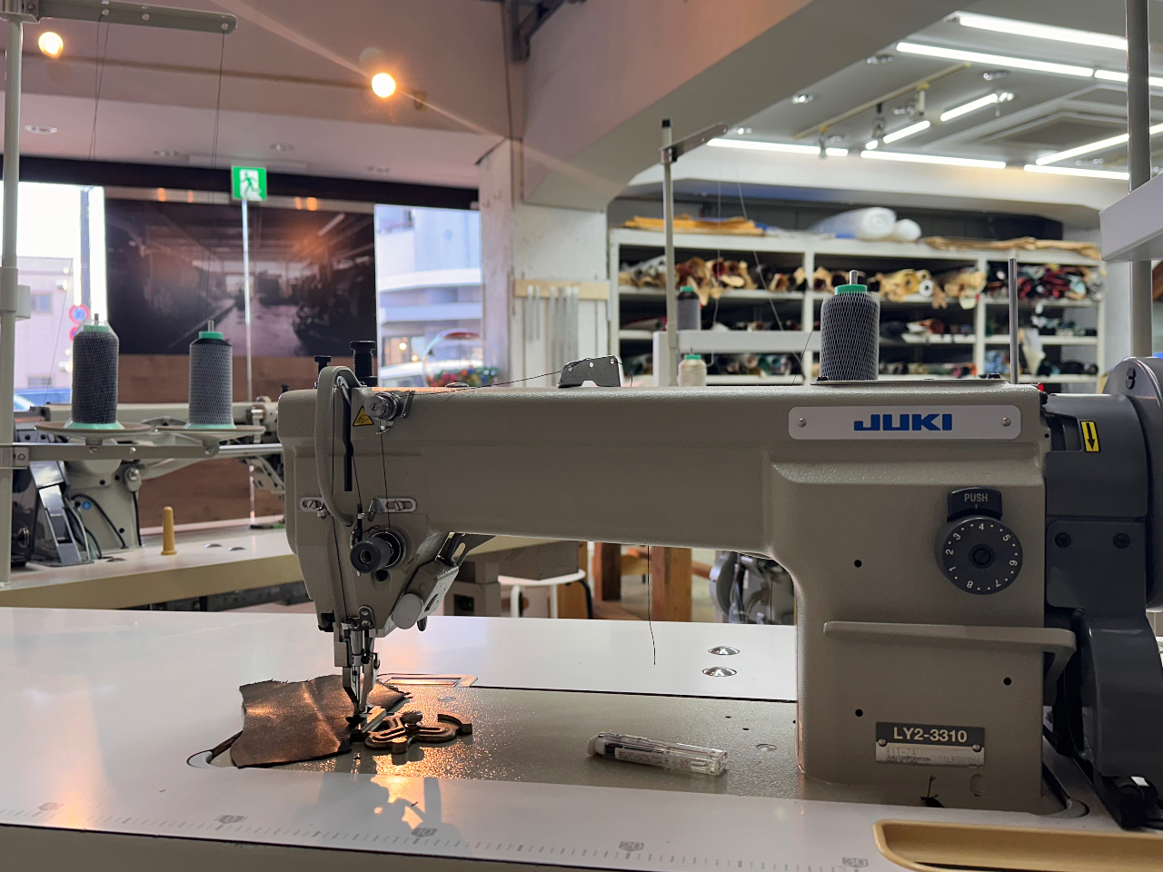 かばんの製作体験に使うミシン。コインケースの次は、レザーバッグを作ってみよう!