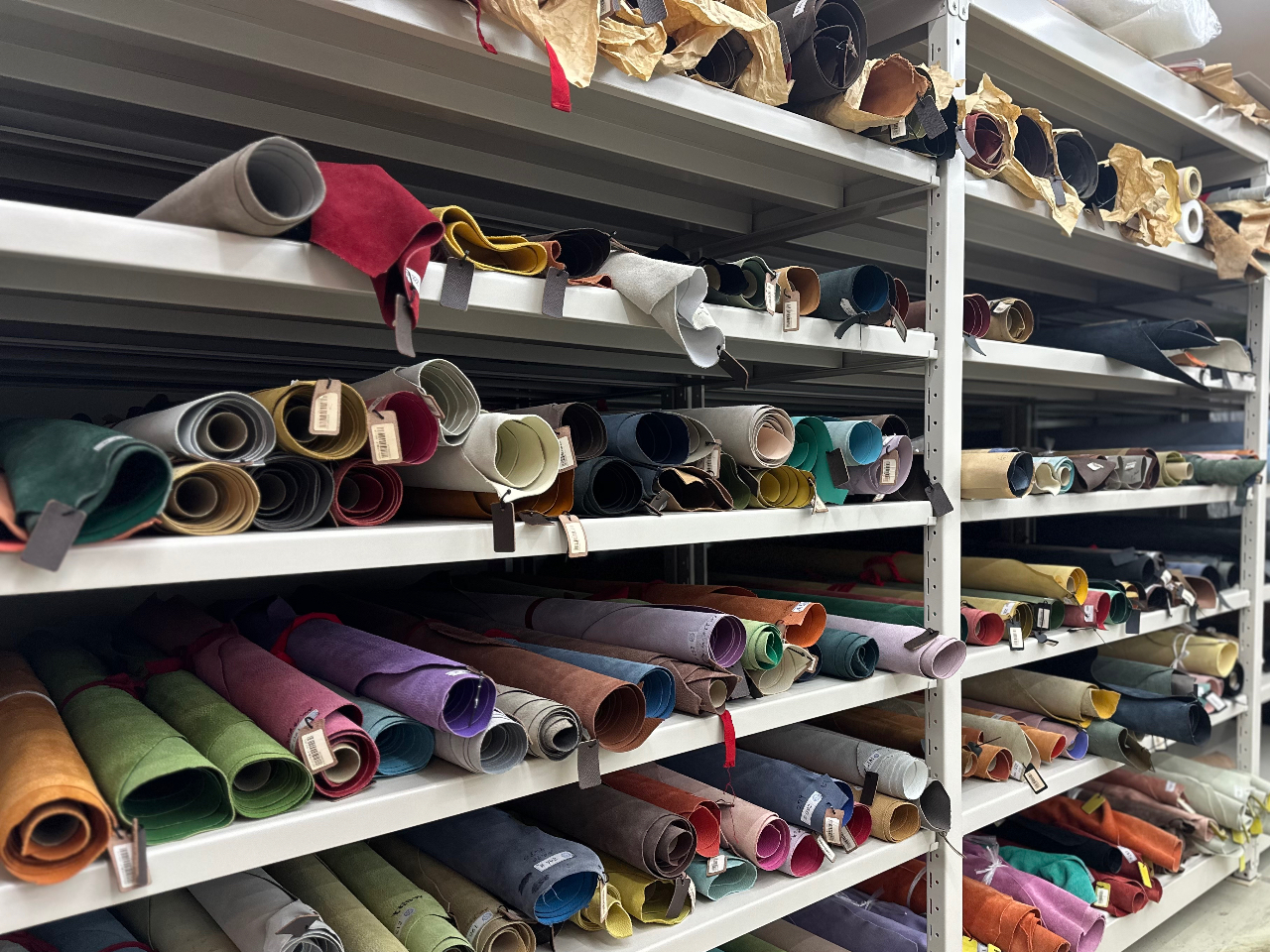 色とりどりの革を見に来てください。ワクワクが止まりません!