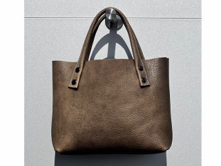 革・金具・糸の色が選べます。11,000円で自分で作れるこのサイズのバッグは、長財布・携帯・ハンカチなど必要不可欠なものがスッキリ収まります。