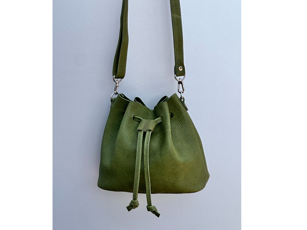 �v�E����E���̐F���I�ׂ܂��B������̓V�����_�[�^�C�v�B�����z�E�g�сE�n���J�`�ȂǕK�v�s���Ȃ��̂��X�b�L�����܂�܂��B