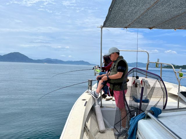 釣りを楽しむ北京客(手ぶらで体験できますよ)