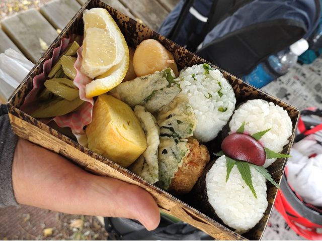 本川郷土料理がいっぱいの「あけぼの弁当」追加料金でご用意いたします