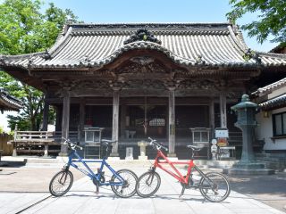 快適な走行性能を持つ自転車でお遍路を体験してもらいます(13番札所・大日寺)