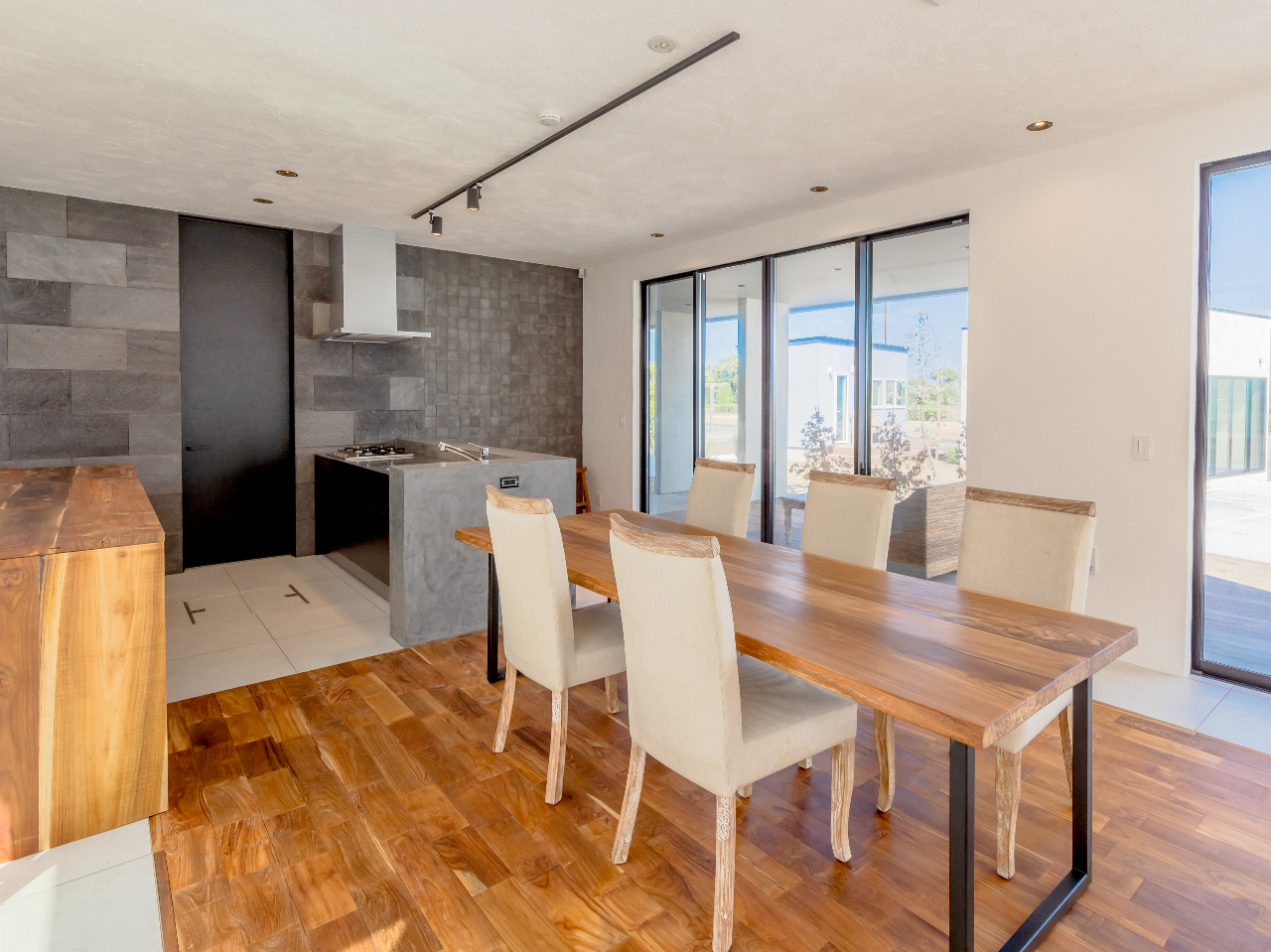 p[eB[[{eXF傫ȃ_CjOe[u܂B傫ȑ̋߂ɂ̓\t@[܂BГŖ킦Ȃ𖞋iĂB