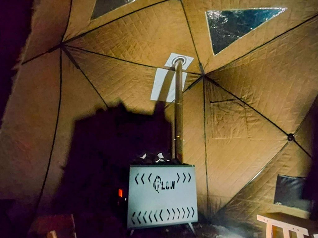 室内を明るく照らす天窓付きで、天井に設置された開放的な天窓からは、薄暗くなりがちな室内に自然な光が差し込みます。