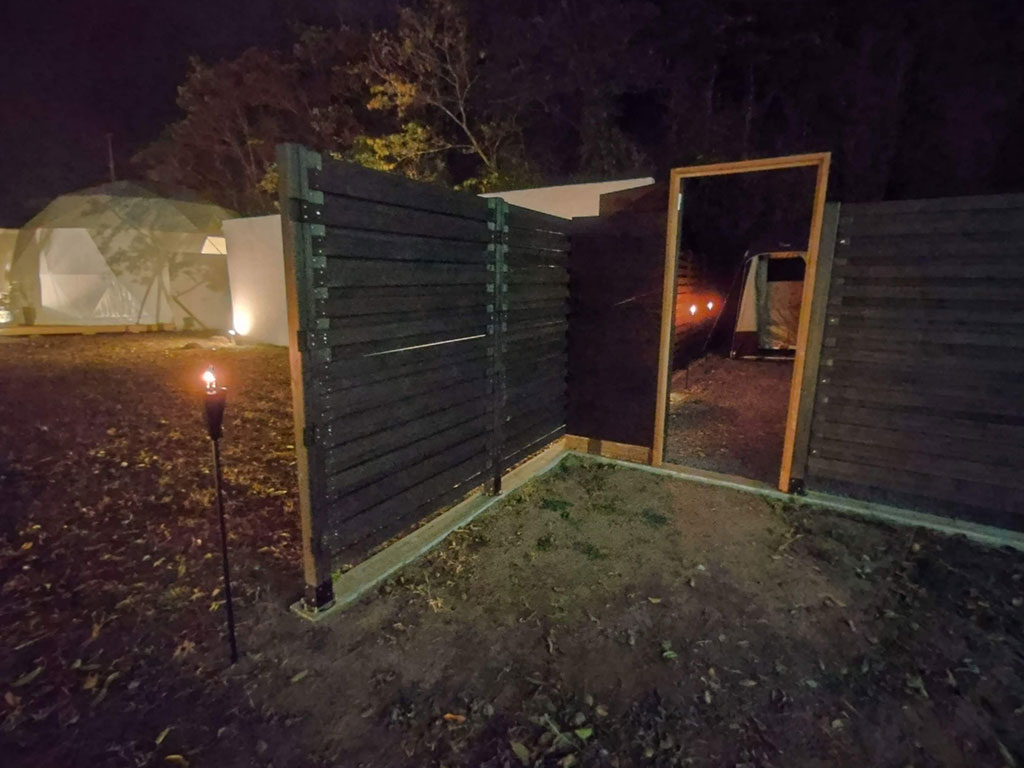 テントサウナのご利用時は濡れたり、煙の匂いがついてもいいTシャツやタンクトップ、短パン、水着など衣服を着用願います。