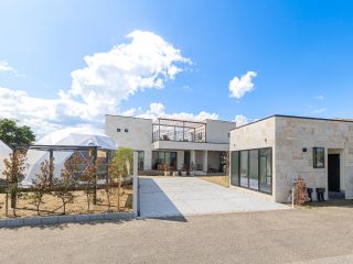 受付:まずは施設入口の右手にございます、受付にお越しください。ご案内いたします。