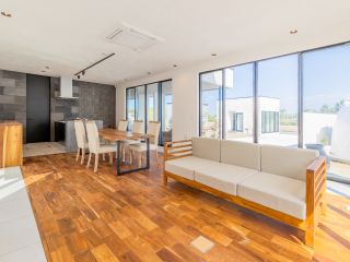 豪華でおしゃれな一軒家のような広々としたリビングルームを備えたデラックスヴィラ!または、アウトドアカフェやガーデンで贅沢なBBQを堪能!