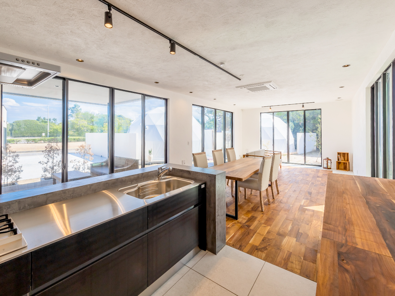 �p�[�e�B�[���[���{�e���X�F�����t���̃f�R���[�V�����L�b�`���A�����V�X�e���A�v���W�F�N�^�[�A�{�[�h�Q�[���ȂǁA�S�Ĕ�p���ł̂����p���\�ƂȂ�܂��B