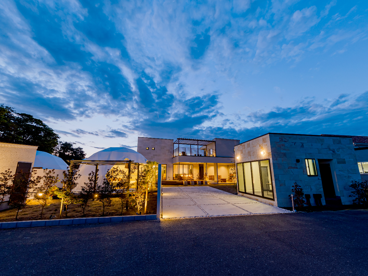 ��\�㗢�l�̂��傤�ǐ^�񒆂Ɉʒu�������]�[�g�O�����s���O�{�ݓ��ł̃��O�W���A���[�ȋ�Ԃŋɏ�̎��Ԃ����߂������������B