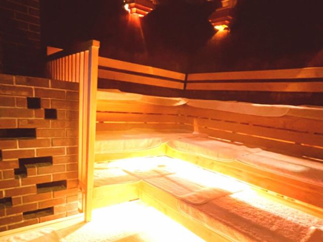 フィンランドサウナです。13時〜22時の間、1時間おきにロウリュサービスを行なっております。