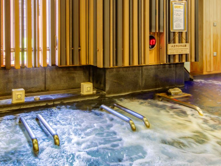 人工ラジウム泉、超音波ブロー、バイブラ、打たせ湯がございます