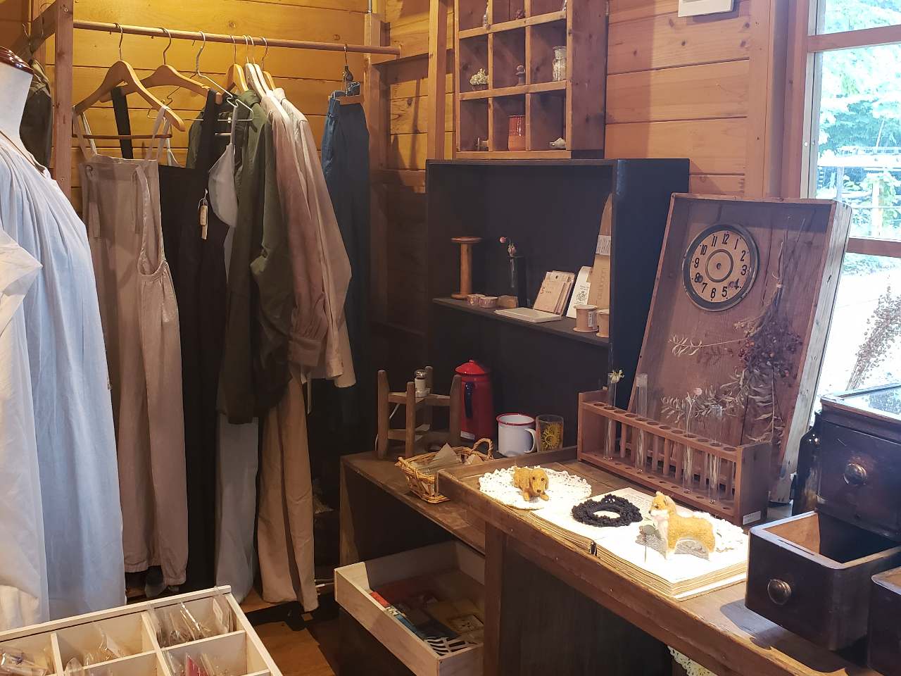 可愛い小物やお洋服、アロマ製品のある店内。癒しの空間で体験ができます。