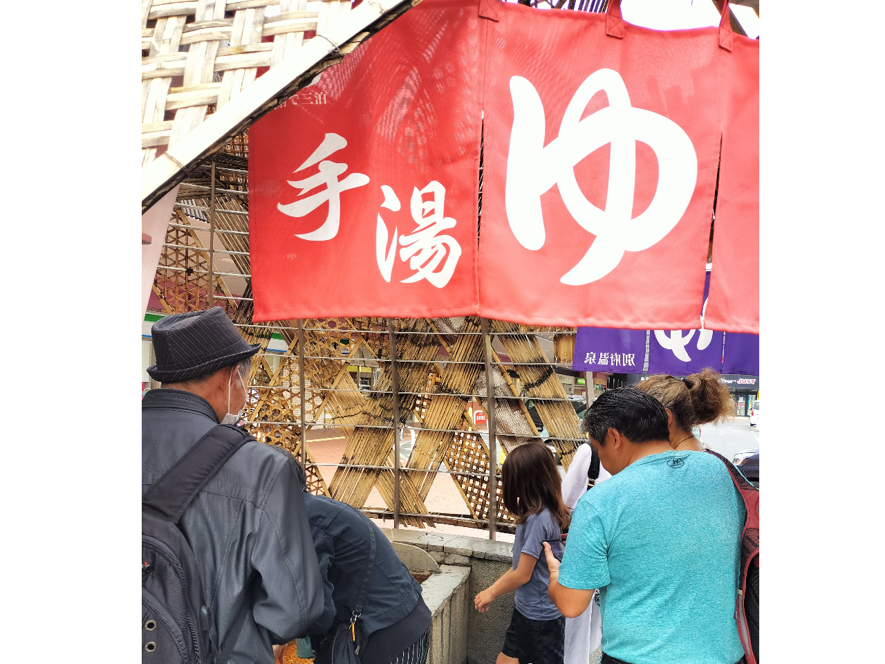 『JR別府駅前手湯』散策中いたるところで温泉に触れることができます!