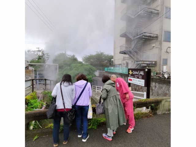 いたるところから温泉の蒸気が!