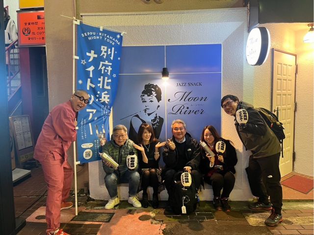 参加者の皆様にはナイトツアーの提灯片手に一緒に散策していただきます!