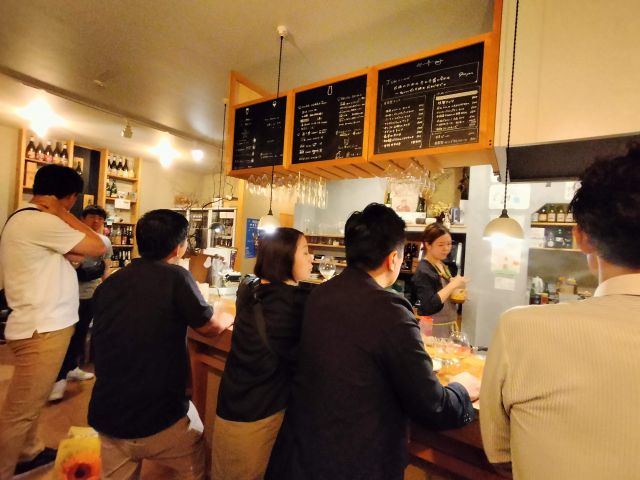 立ち飲み屋さんやガイドイチオシのお店にご案内!