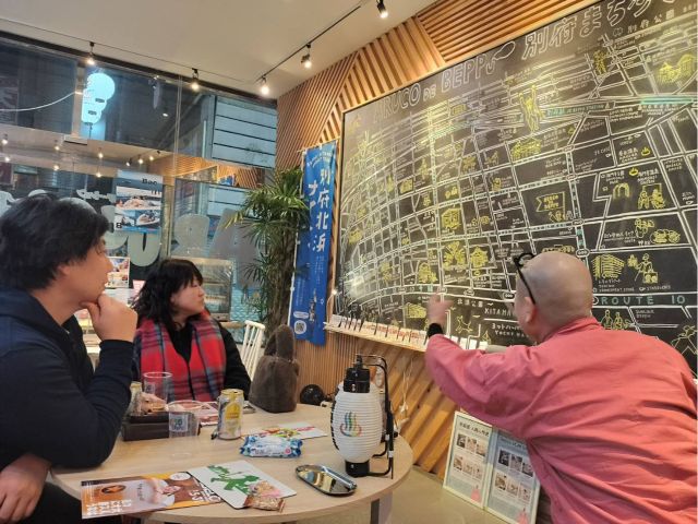 まち歩きステーションアルコ・デ・ベップにてウェルカムドリンクをご用意。別府北浜の予備知識を学べます!