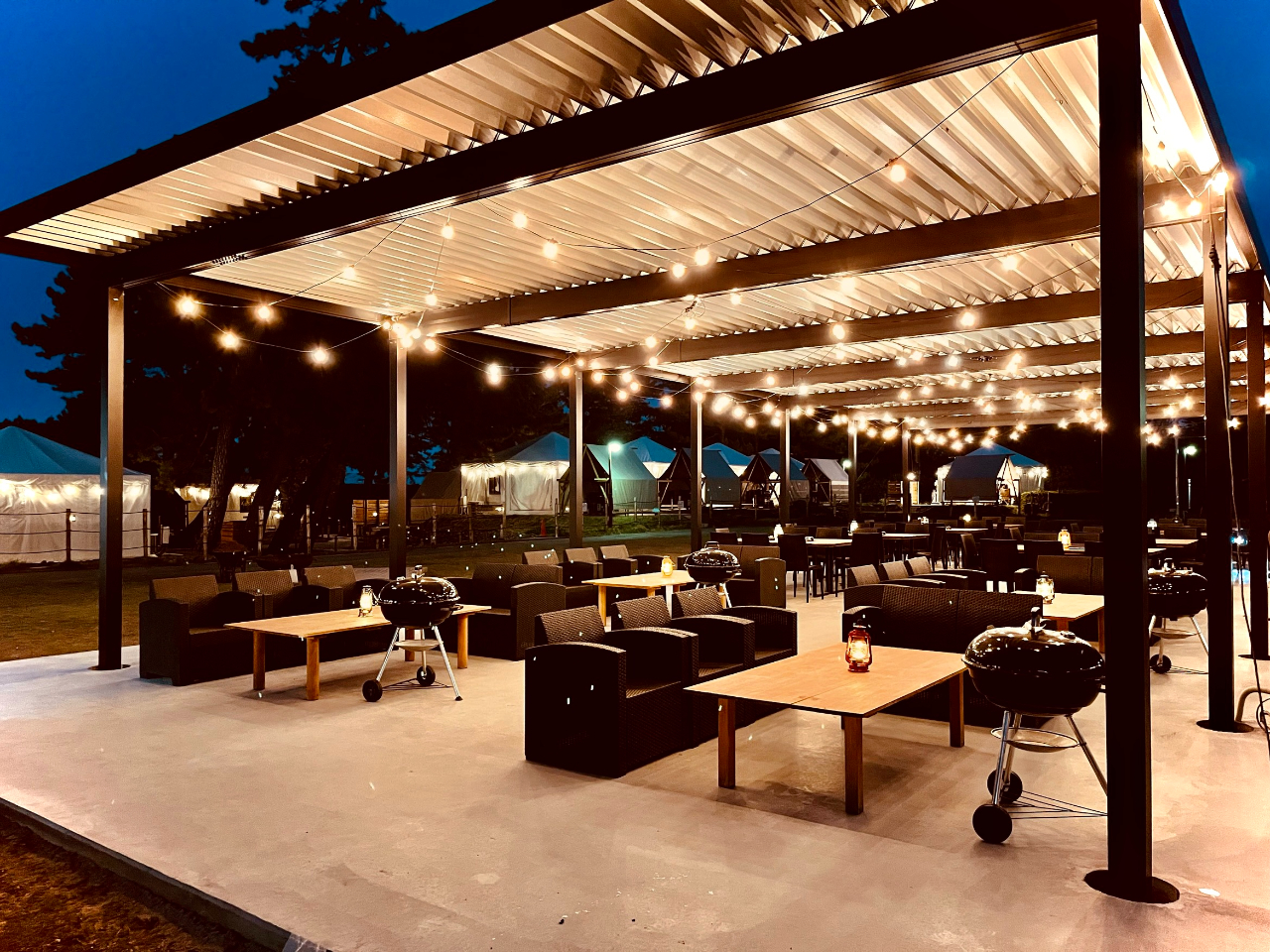 夜は幻想的なライトアップで雰囲気抜群