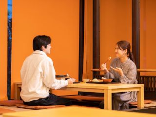 お食事処【王寿庵】季節ごとに趣向を凝らしたメニュー作り、お客様にご満足いただくよう、心をこめてご提供しております。お座敷でも、またテーブル席でもご利用になれます