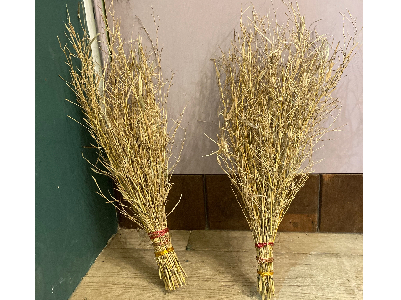 写真のような手ぼうき、または枝のついた竹ぼうきが作れます。