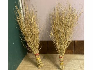 写真のような手ぼうき、または枝のついた竹ぼうきが作れます。