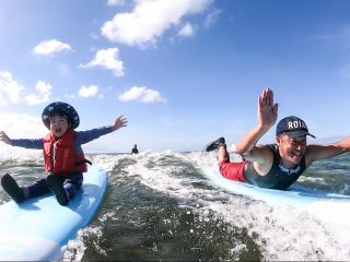 4歳のお姉ちゃんサーフィンデビュー(^^)パパと同じ波に乗ったよぉ!!