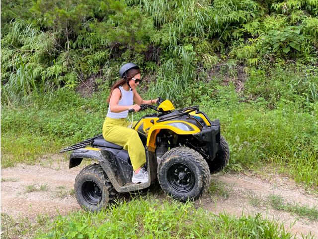 デコボコ道を疾走!ジャングルの他にも、デコボコ道、急坂など、さまざまなコースにご案内いたします!