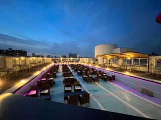 日が暮れると雰囲気がガラッとムーディーに!夜の学校・プールの中・ライトアップ、新感覚のバーベキューをお楽しみください!