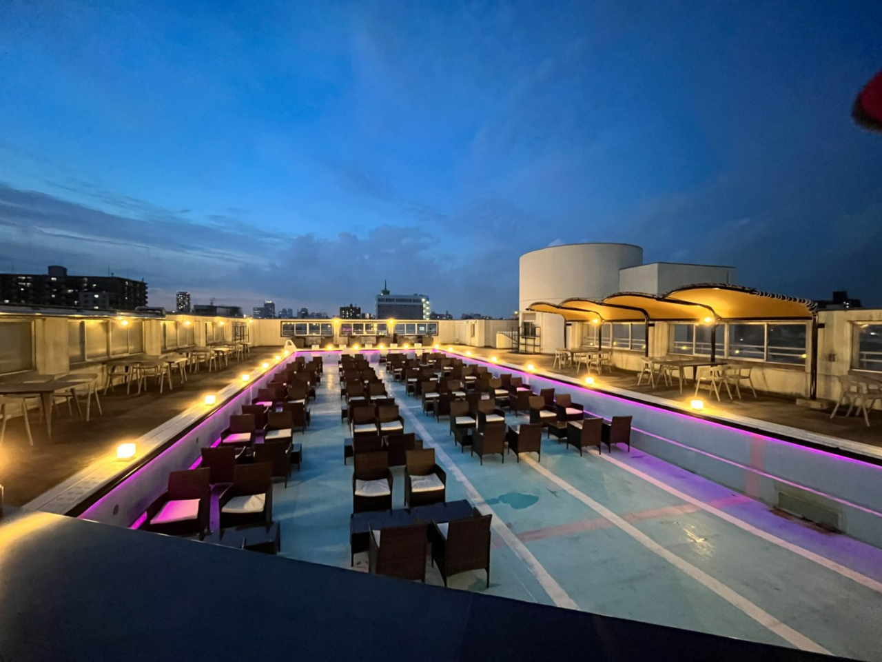 日が暮れると雰囲気がガラッとムーディーに!夜の学校・プールの中・ライトアップ、新感覚のバーベキューをお楽しみください!