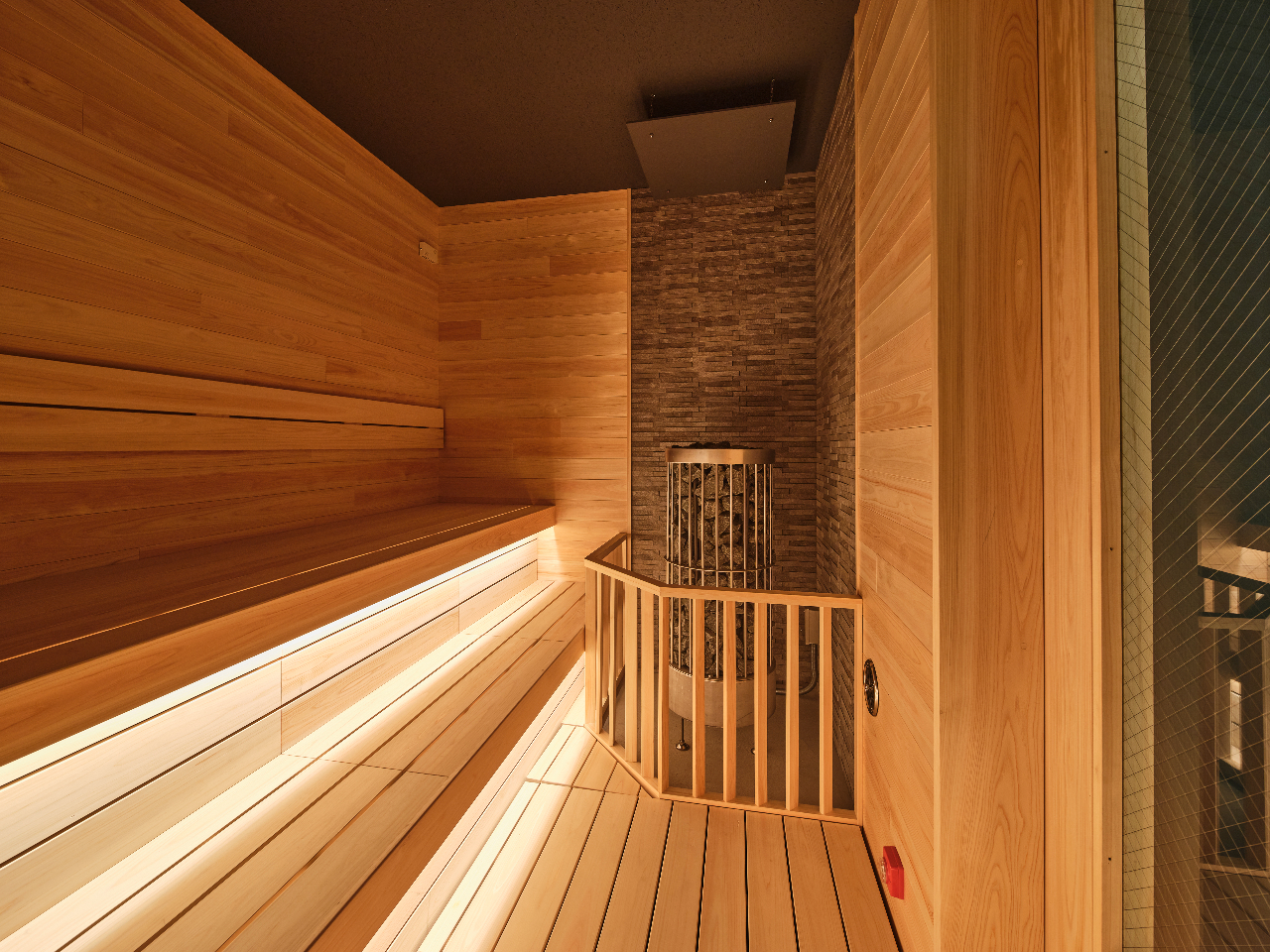 サウナ室内。セルフロウリュ可能。温度調節100度以上まで設定可能。