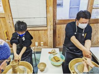 ろくろ体験の様子です。初心者の方も丁寧に教えますので、ご安心ください。