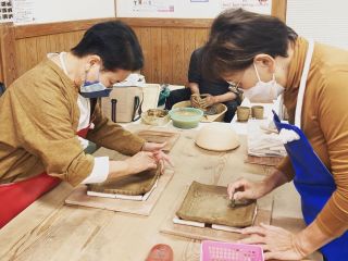 板皿体験の様子です。様々な形の型を使って模様をつけてアレンジすることができます。