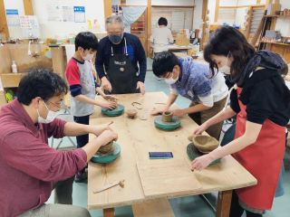 ご家族で手びねり体験されている様子です。