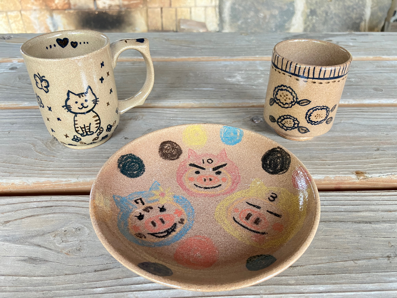 絵付け体験の作品です。2種類の絵の具と陶芸用クレヨンを使って描くことができます。