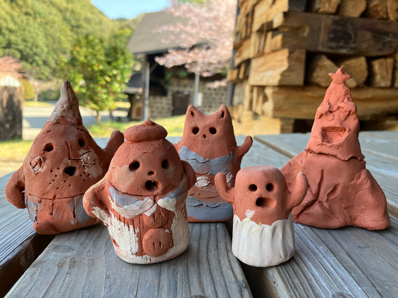 はにわ作り体験の作品です。テラコッタ土を使っており、焼き上がりは赤くなります。