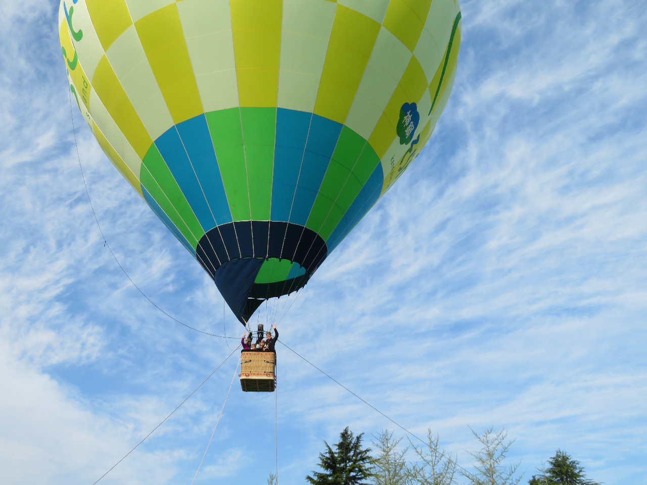 �n�ォ�烍�[�v�ŌW�����Ă���̂ŁA���̏�ŏ㏸���ĉ��~���܂��B�ǂ����֔��ł����t���[�t���C�g�ł͂���܂���B