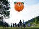 地上からロープで係留しているので、その場で上昇して下降します。どこかへ飛んでいくフリーフライトではありません。
